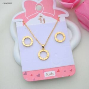 طقم للأطفال سلسال+ وحلق بتصميم ماركة دائري مرصع لون ذهبي