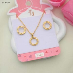 طقم للأطفال سلسال+ وحلق بتصميم ماركة دائري مرصع لون ذهبي