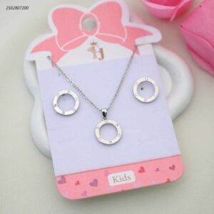 طقم للأطفال سلسال+ وحلق بتصميم ماركة دائري مرصع لون فضي