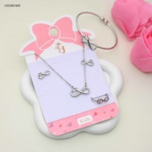 طقم للأطفال سوار+ سلسال+ حلق+ وخاتم انفنتي مرصعة لون فضي