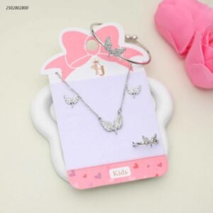 طقم للأطفال سوار+ سلسال+ حلق+ وخاتم بتصميم أجنحة مرصعة لون فضي