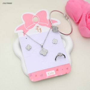 طقم للأطفال سوار+ سلسال+ حلقان+ وخاتم بتصميم زهرة رباعية الأوراق لون فضي