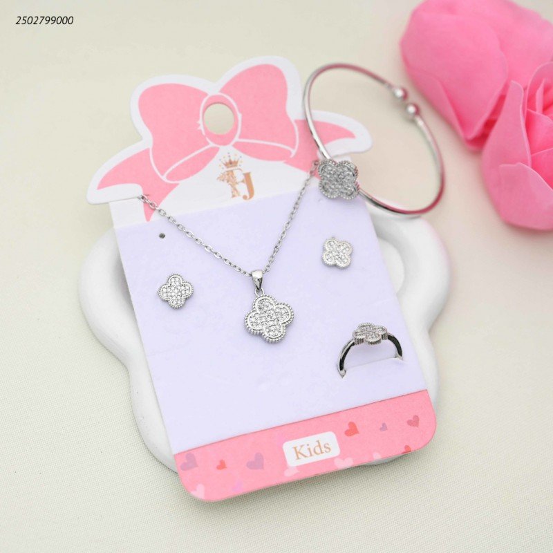 طقم للأطفال سوار+ سلسال+ حلقان+ وخاتم بتصميم زهرة رباعية الأوراق لون فضي