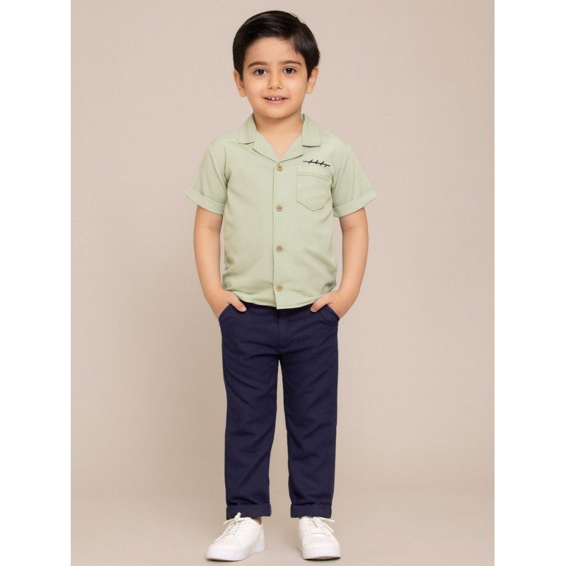 طقم ولادي بنطلون وقميص سادة لون أخضر فستقي