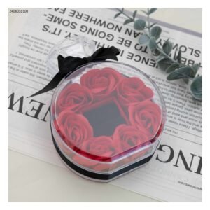 علبه هدايا للمجوهرات اللون شفاف مع ورد أحمر وشبره أسود ع شكل علبه عطر