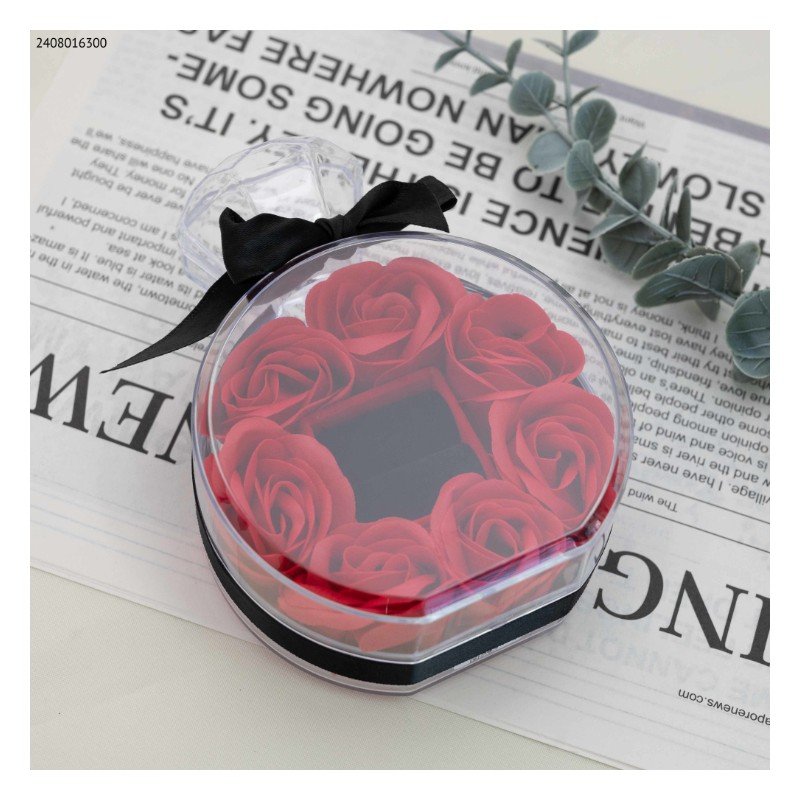 علبه هدايا للمجوهرات اللون شفاف مع ورد أحمر وشبره أسود ع شكل علبه عطر