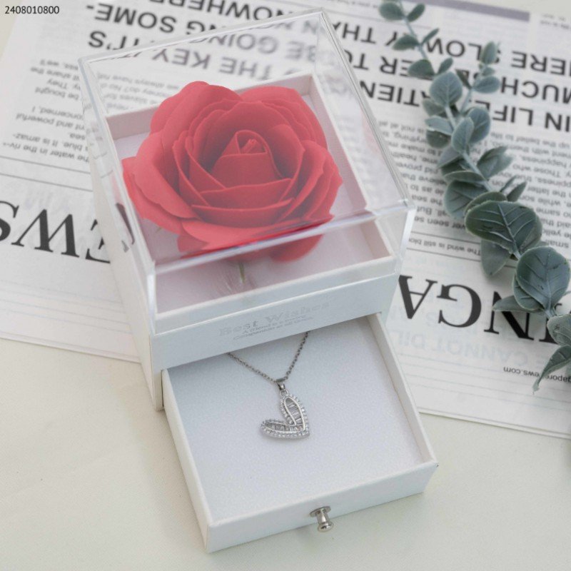 علبه هدايا للمجوهرات مع ورد لون أبيض وأحمر