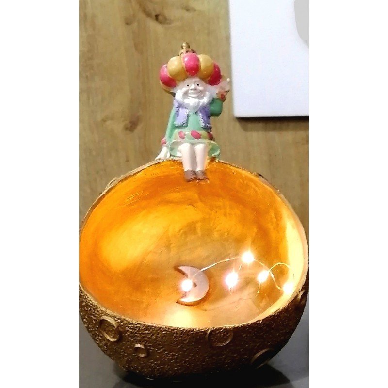 فنانيس / مضيفة مع اضاءة