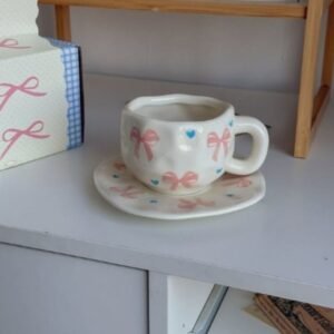 فنجان مع صحن لون أبيض