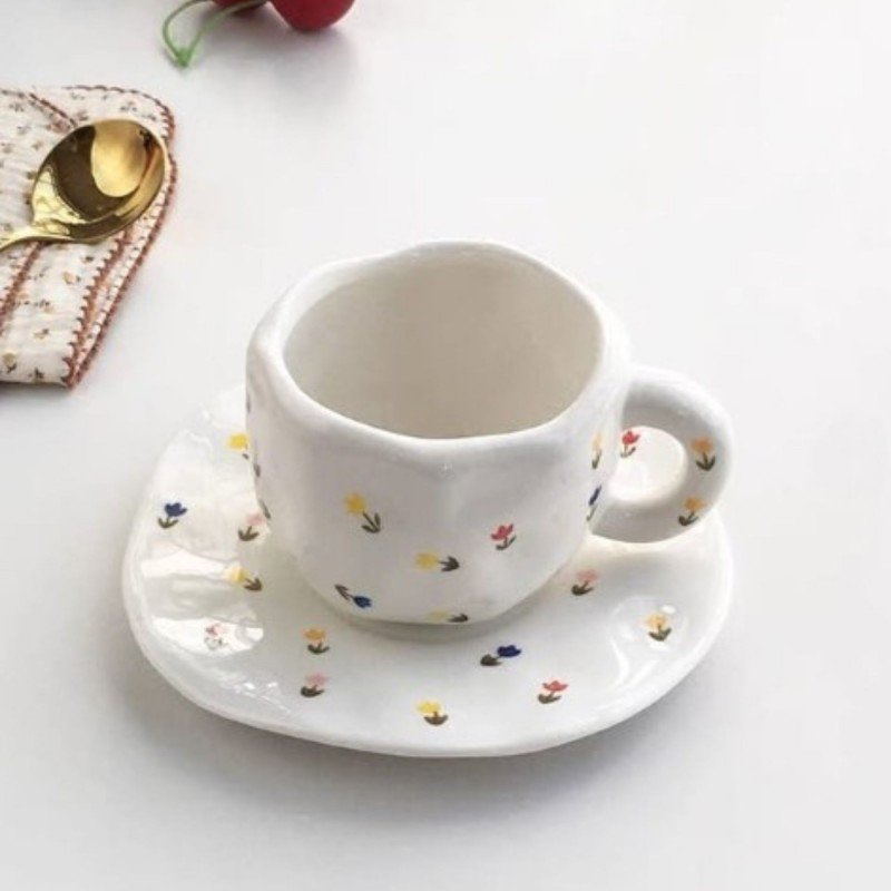 فنجان مع صحن لون أبيض مورد