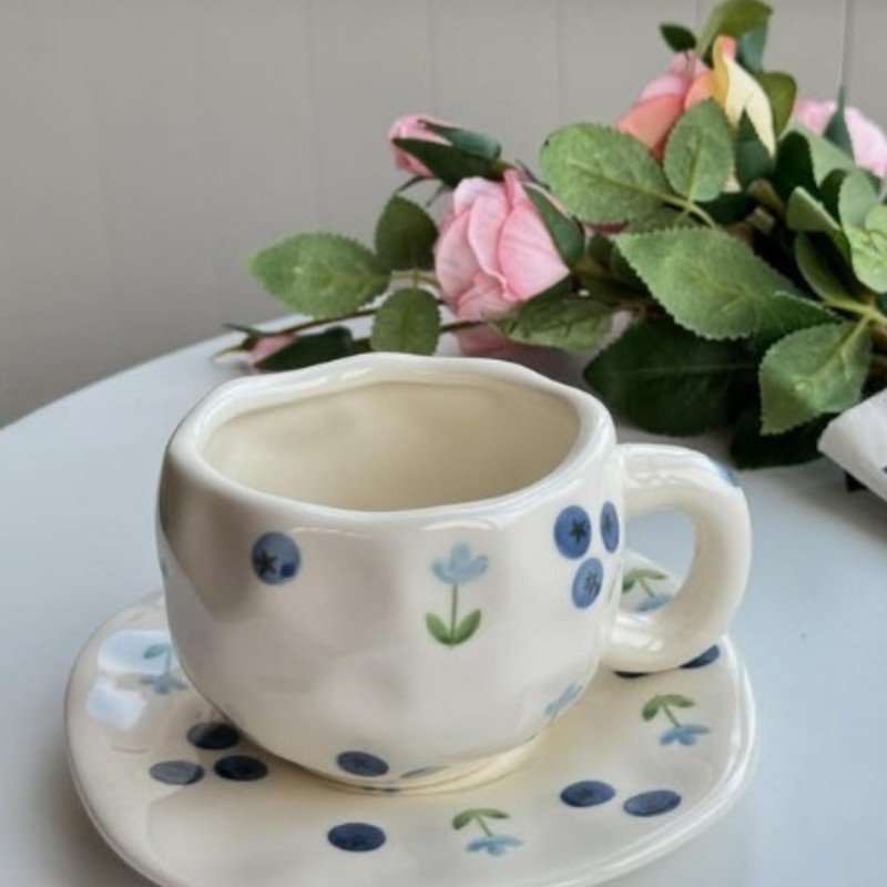 فنجان مع صحن لون أبيض مورد أزرق