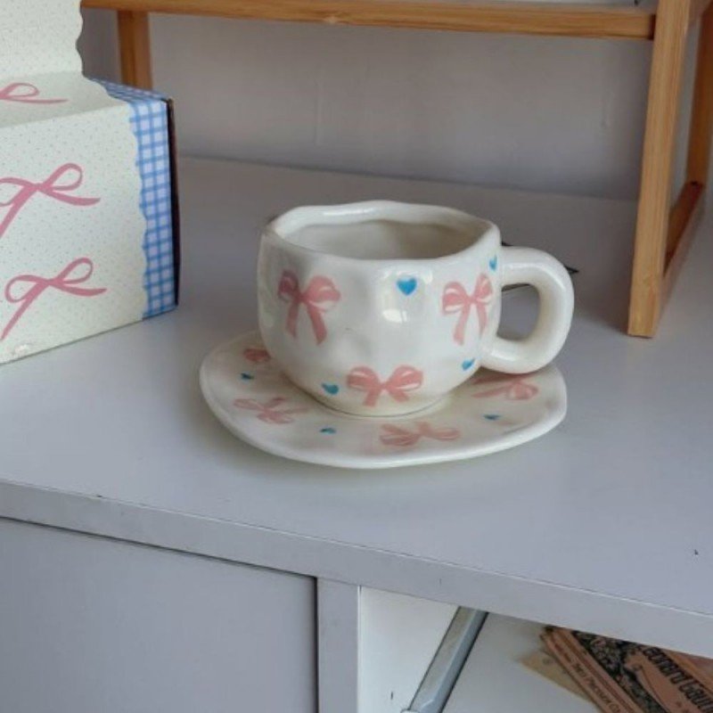 فنجان مع صحن لون أبيض