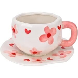 فنجان مع صحن لون زهري بتصميم ورود وقلوب