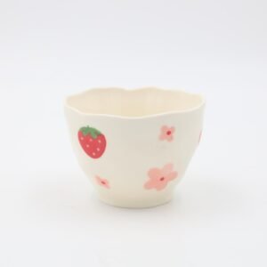 فنجان هاند ميد بدون يد بتصميم ورود وفراولة