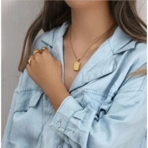 سلسال قلادة مربعة فخمة للنساء مطلية بالذهب من الستانلس ستيل المقاوم للصدأ  - حرف A