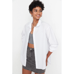 قميص تريندول منسوج قطني بأكمام طويلة وتصميم فضفاض للنساء لون أبيض