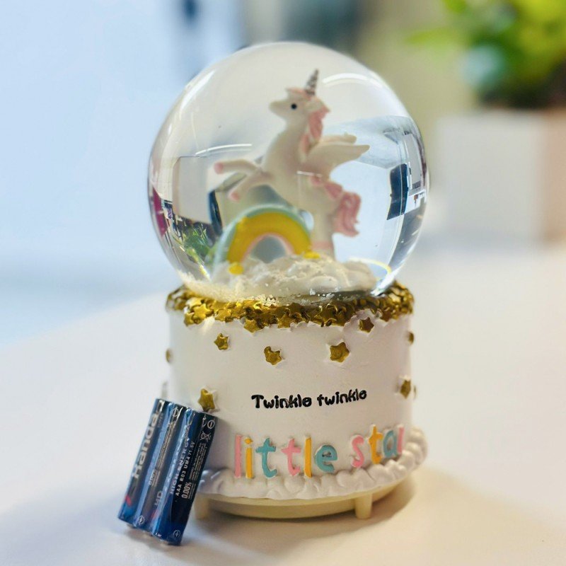 كرة ثلج بلورة بتصميم حصان بداخلها لون أبيض