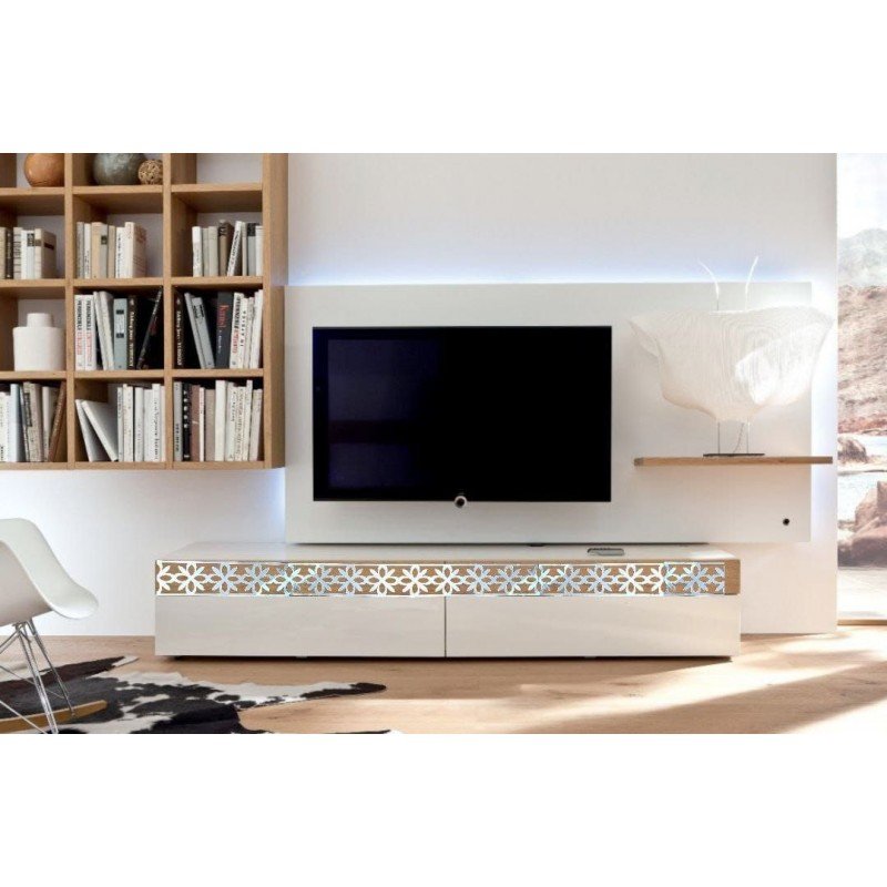 لاصق حول البوفيه وطاولة التلفاز