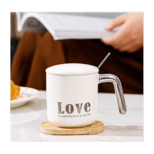 مج بورسلان مع غطاء بورسلان وملعقة بتصميم كتابة Love لون أبيض