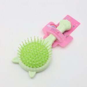 مشاطة أطفال مع مرآة