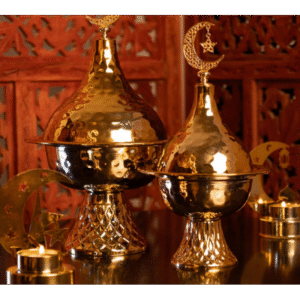 مضيفة بتصميم هلال لون ذهبي