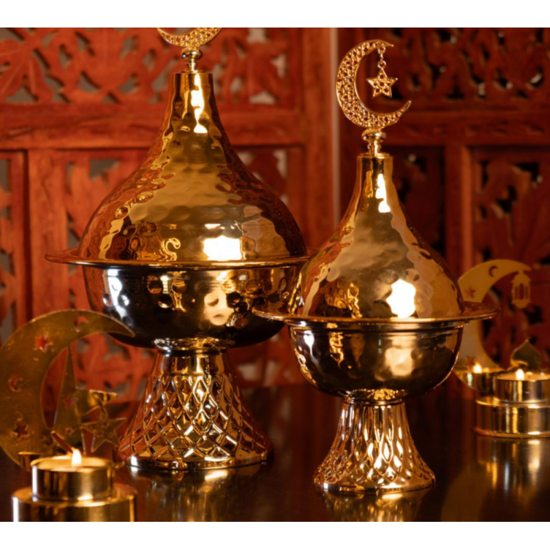 مضيفة بتصميم هلال لون ذهبي