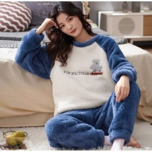 بجامة فرو برسوم دبدوب للنساء لون أزرق وأوف وايت