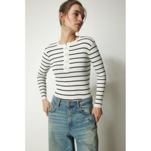 بلوزة شتوية باللون الابيض ومخططة بالاسود