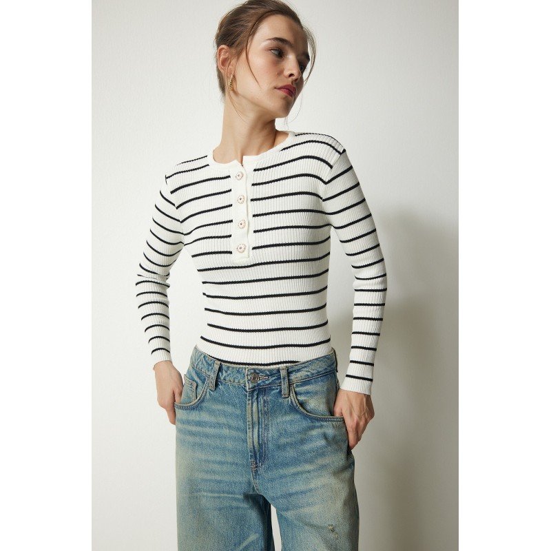 بلوزة شتوية باللون الابيض ومخططة بالاسود