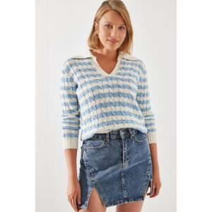 بلوزة شتوية باللون الارزق والابيض One Size