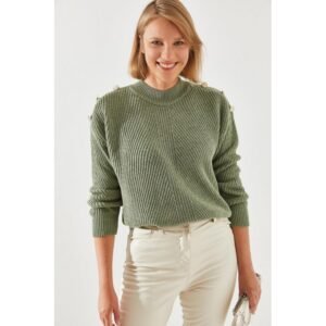 بلوزة شتوية باللون الزيتي