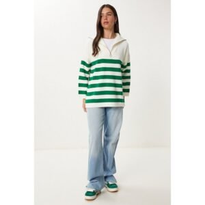 بلوزة شتوية باللون الابيض مخططة مع الاخضر One Size