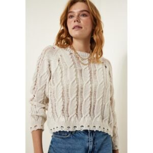 بلوزة شتوية مخرمة باللون الايفوري