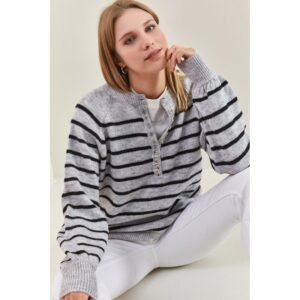 بلوزة شتوية مخططة باللون السكني والاسود One Size