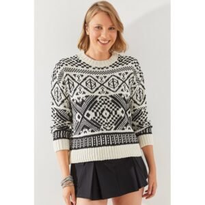 بلوزة شتوية مقلمة باللون الابيض والاسود One Size