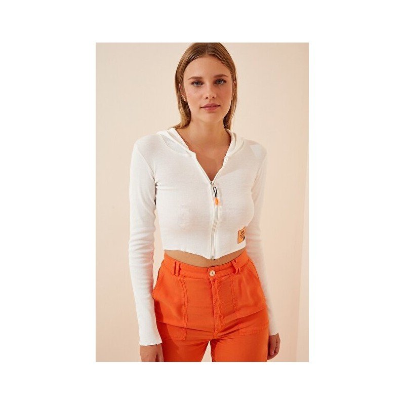 جاكيت سبورت قصير  باللون الابيض