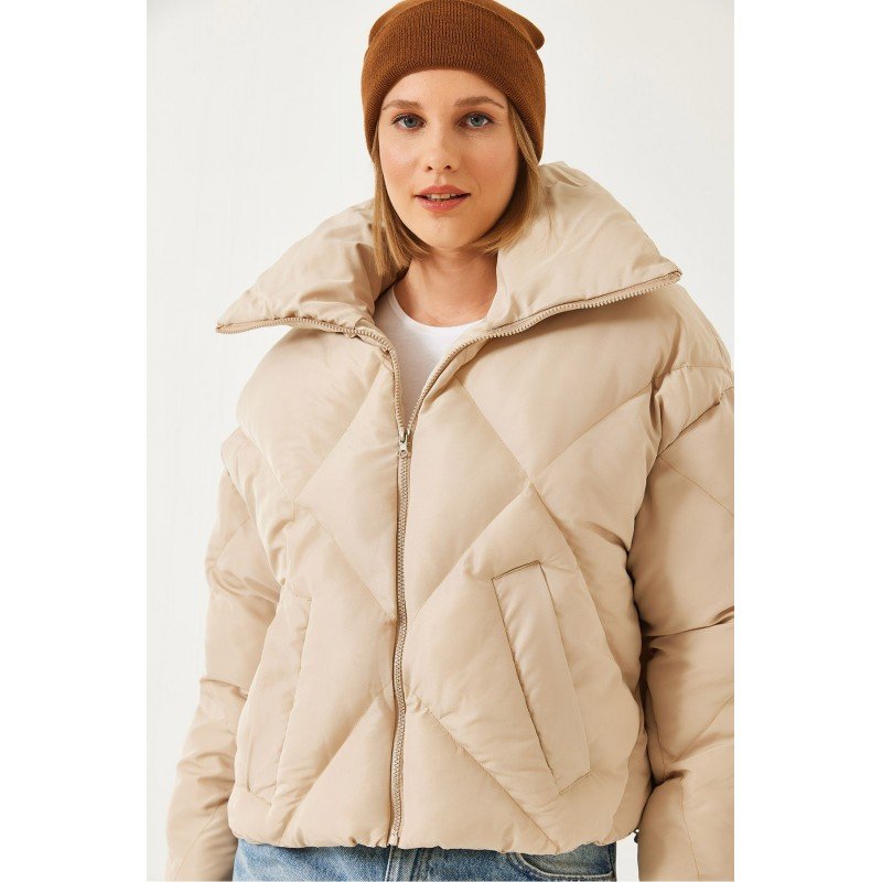 جاكيت قصير نفخ شتوي باللون الايفوري