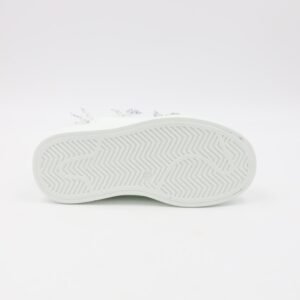 حذاء رياضي برباط للأطفال لون أبيض