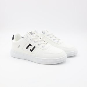 حذاء سبورت ولادي لون أبيض