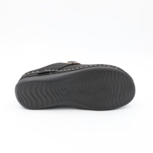 حذاء شتوي للنساء لون أسود