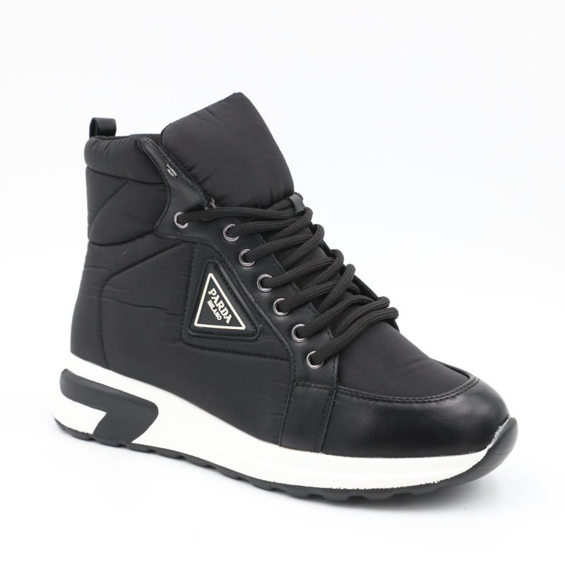 حذاء كاجوال برباط مع كعب شتوي للنساء لون أسود