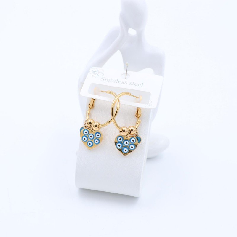 حلق ذهبي بتصميم قلب