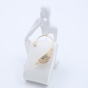 حلق ذهبي مع زركون فضي بتصميم جناح