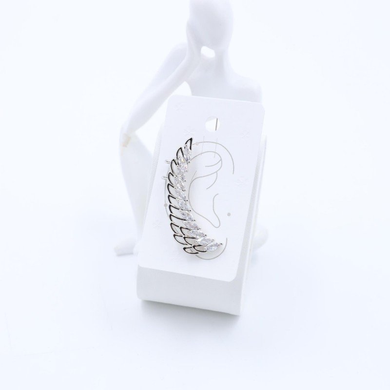 حلق فضي مع زركون بتصميم جناح