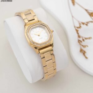 ساعة نسائية ثمانية الشكل مع زركون وحزام معدني اللون فضي و ذهبي من ماركة FJ مع كفالة سنتين ضد تغير اللون