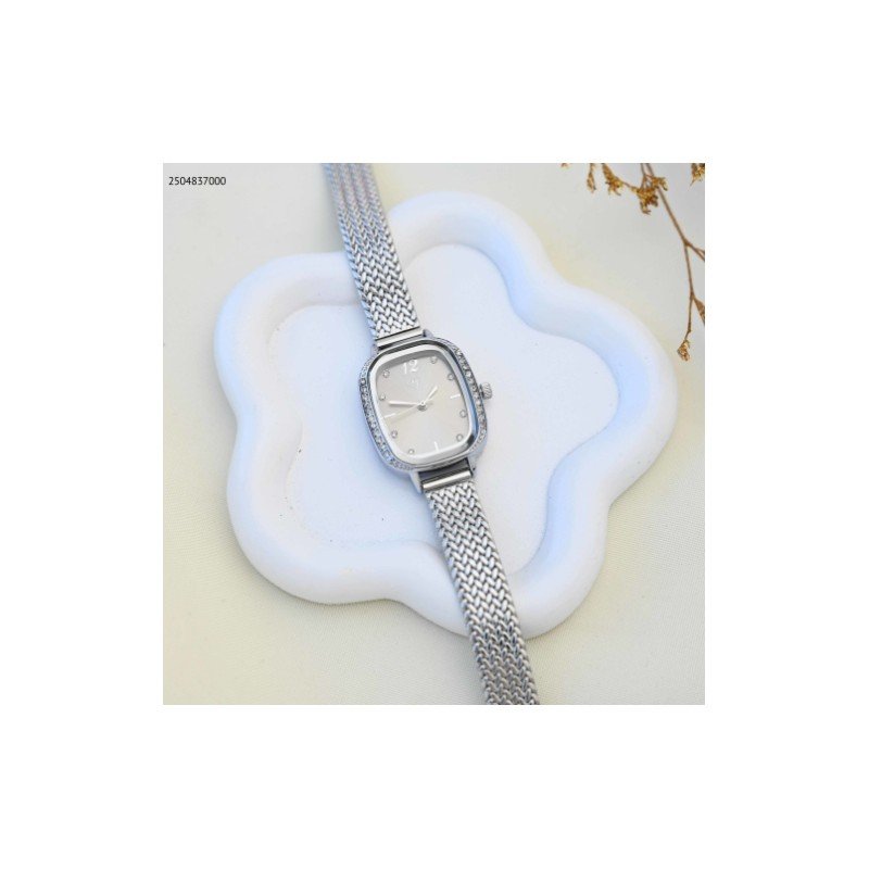 ساعة يد نسائية أنيقة اللون فضي من ماركة FJ مع كفالة سنتين ضد تغير اللون