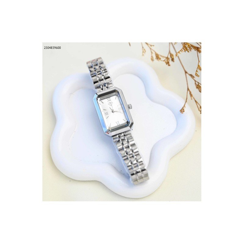 ساعة يد نسائية أنيقة اللون فضي من ماركة FJ مع كفالة سنتين ضد تغير اللون