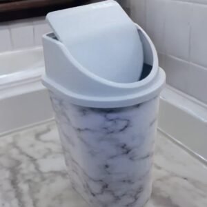 سلة مهملات مع غطاء لون أبيض 42*25 سم