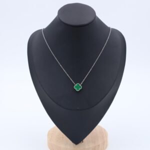 سلسال فضي بتصميم وردة برسيم أخضر