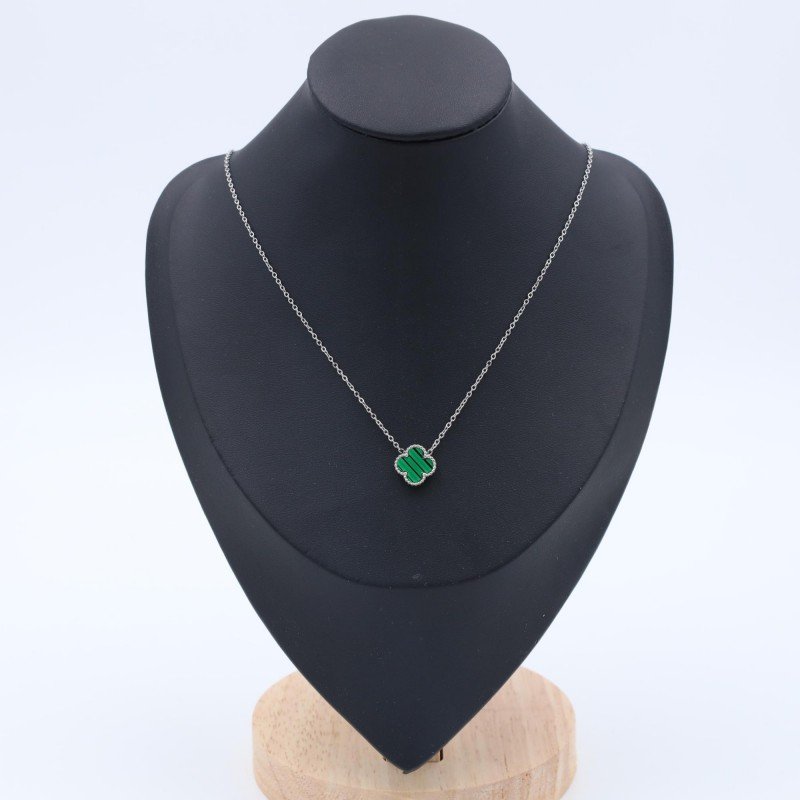 سلسال فضي بتصميم وردة برسيم أخضر